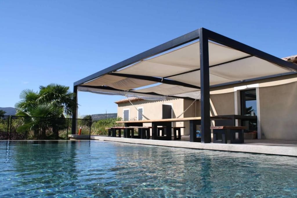 une piscine à débordement