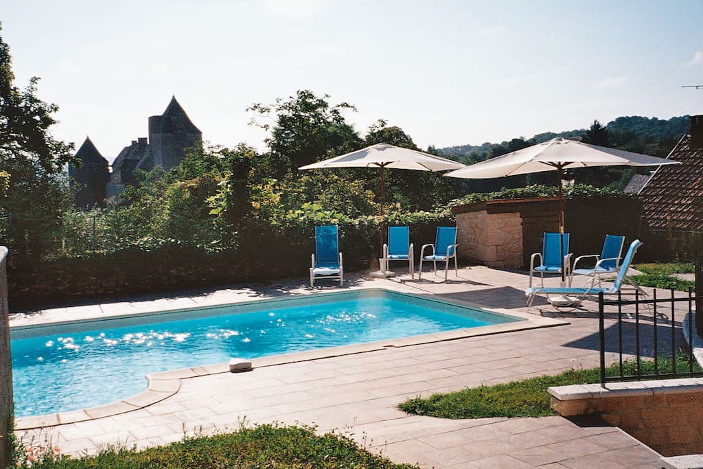 The swimming pool with Salignac Chateau behind