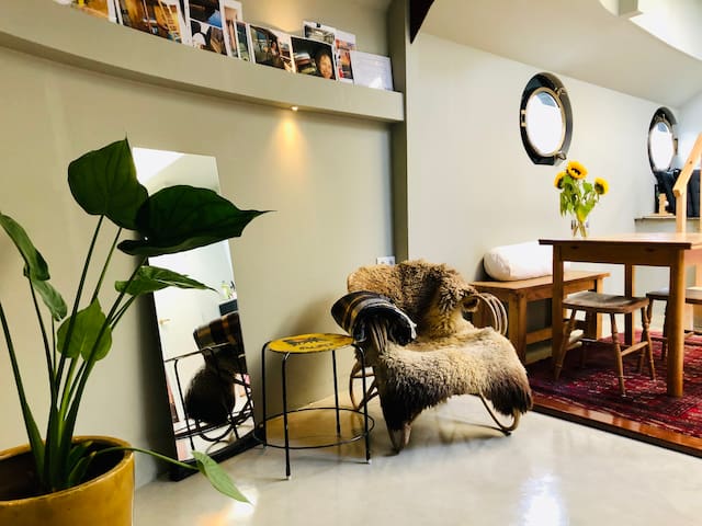 Houseboat Tante Piet 2 bedrooms & 2 bathrooms