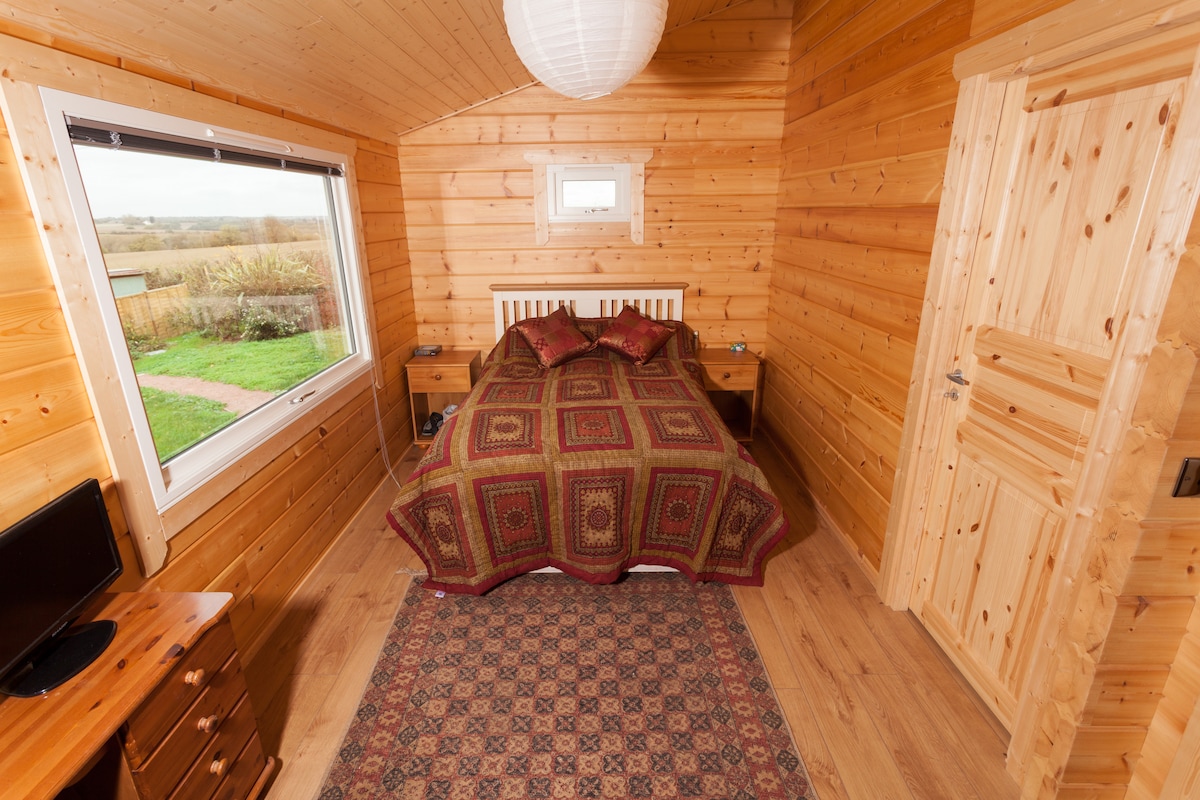 Habitación doble con tocador y espejo, además de fantásticas vistas a la campiña de Suffolk.