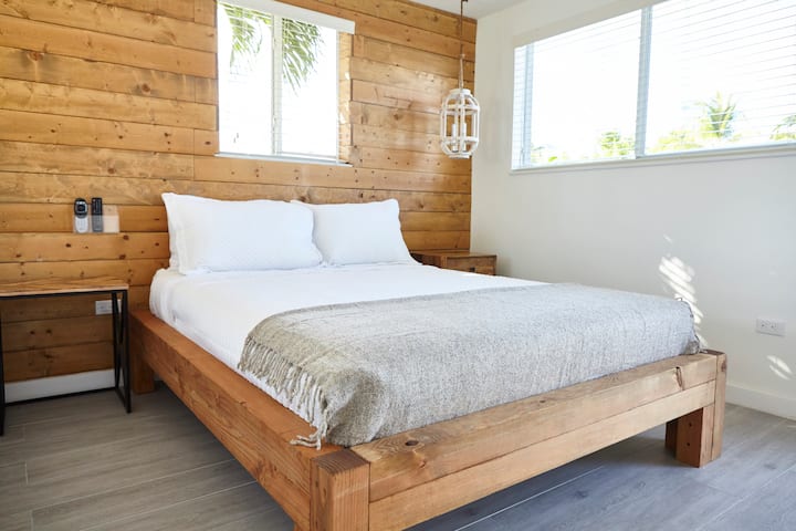 kitanda cha malkia kilicho na mito ya kifahari katika chumba cha kulala