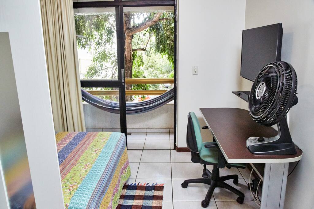 Quarto, vista de dentro do apartamento, escrivaninha, cadeira, televisão 40"