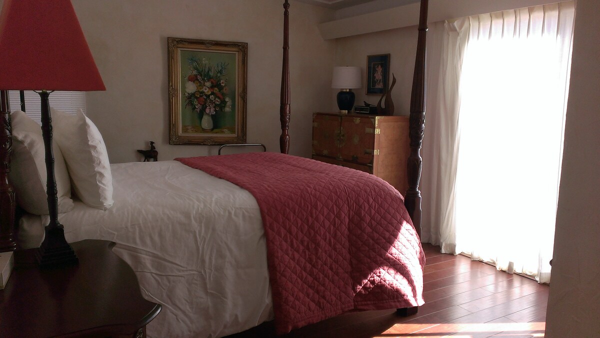 Queen bedroom