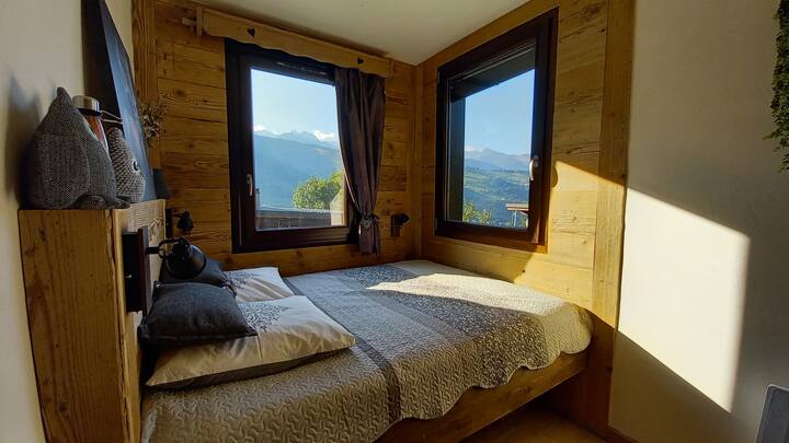 マスターベッドルーム、山々のパノラマビュー
ベッド140 x 190 
Matelat Comfort Ilobed firm soft welcome 
ヘッドボードと窓の下の壁の間の最大長さ190 cm。側面に15 cmの空 