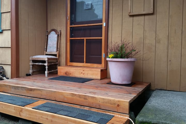 Private entrance room w/ bath 7min drive Downtown