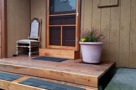 Private entrance room w/ bath 7min drive Downtown