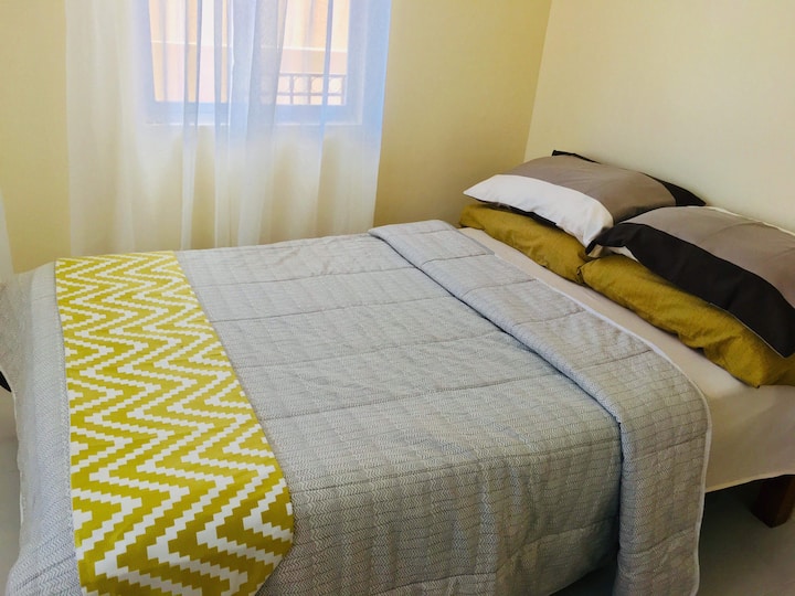 Kingsize-Bett mit Klimaanlage