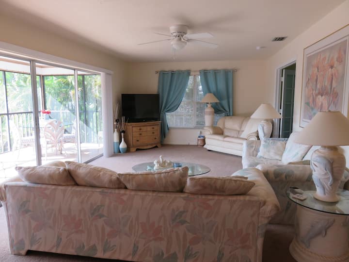 Großes Wohnzimmer mit Internet & Sat-TV