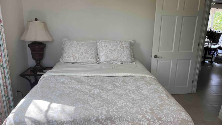 Joli lit queen size, avec chambre climatisée. 