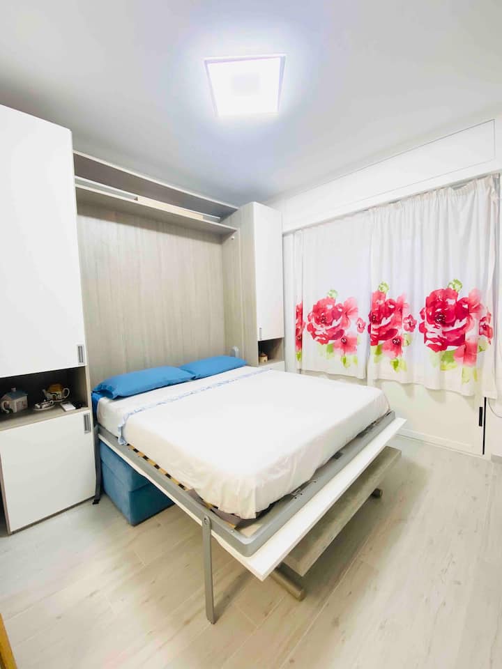 سرير مزدوج قابل للطي. ( إنه ليس سرير أريكة) 
المرتبة عبارة عن مرتبة سرير عادية بارتفاع مناسب 