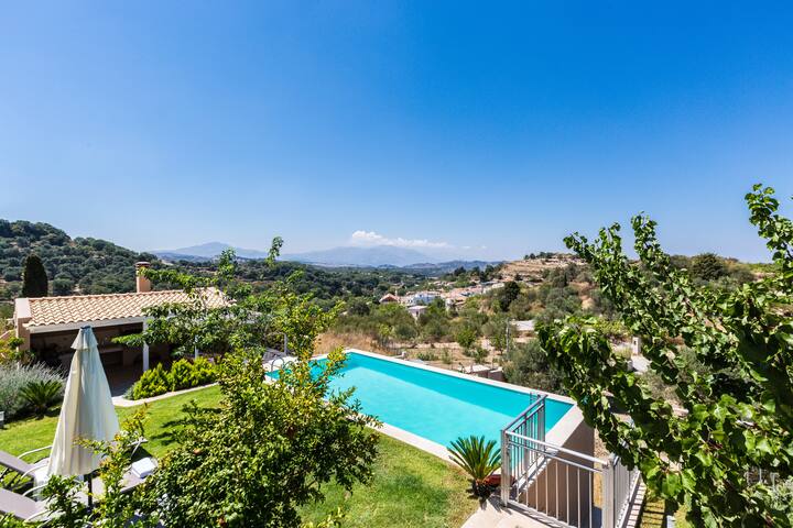 Spacious Family Escape • Pool & Nature Views