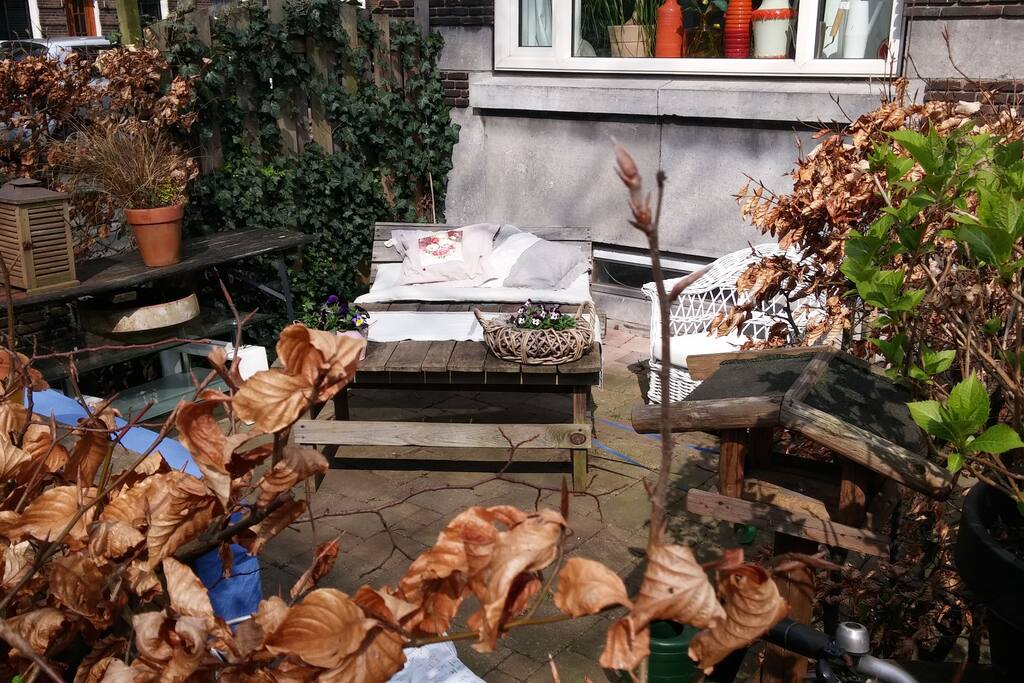 Het appartement heeft een bescheiden voortuin.