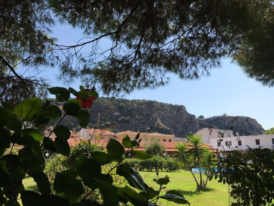 Panoramica del giardino e della struttura