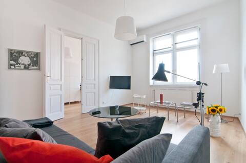 Successful Airbnb property: Large luxury flat with a designer kitchen (2BR+AC) in Landstraße