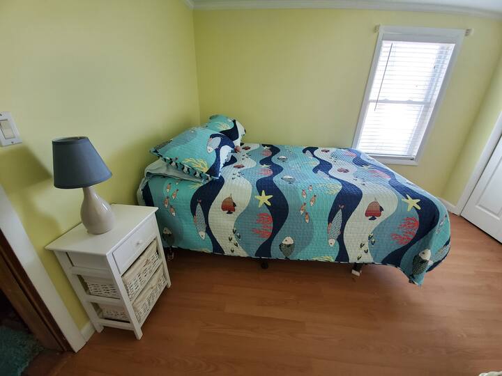 Cama tamaño queen en el dormitorio 2