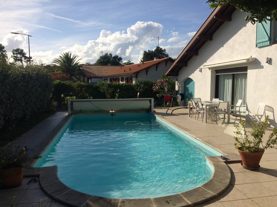 Piscine avec rideau de protection pour enfants.