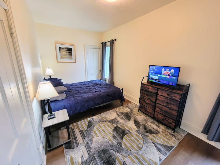 غرفة نوم بسرير بحجم كبير في الطابق العلوي