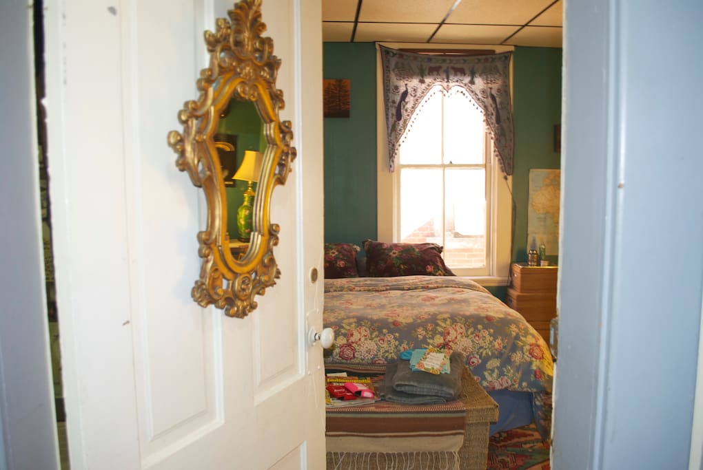 Queen bed (reviewed for being very comfortable).