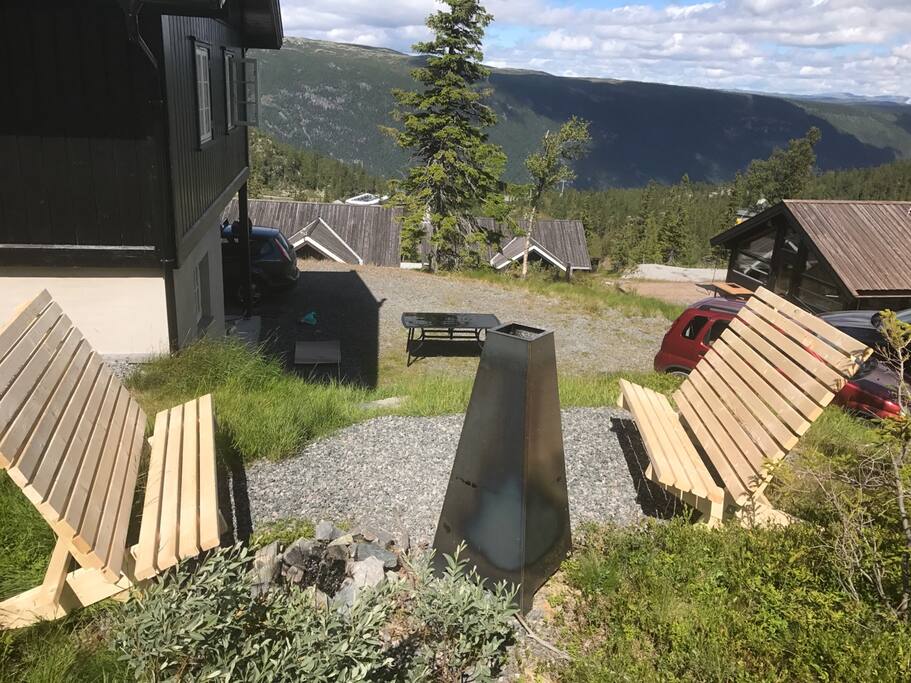 Uteplass med peis (liten grill)