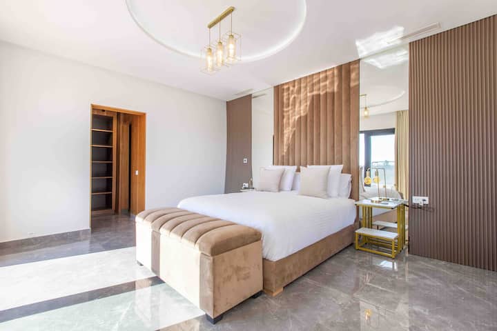 Spálňa 5 (odľahlá garsónka na poschodí) s kúpeľňou, šatňou + kuchynským kútom a krbom 