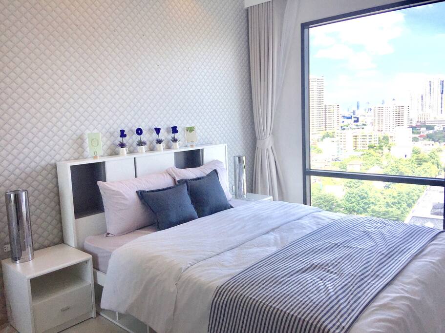 Queen size bed with extensive sight view