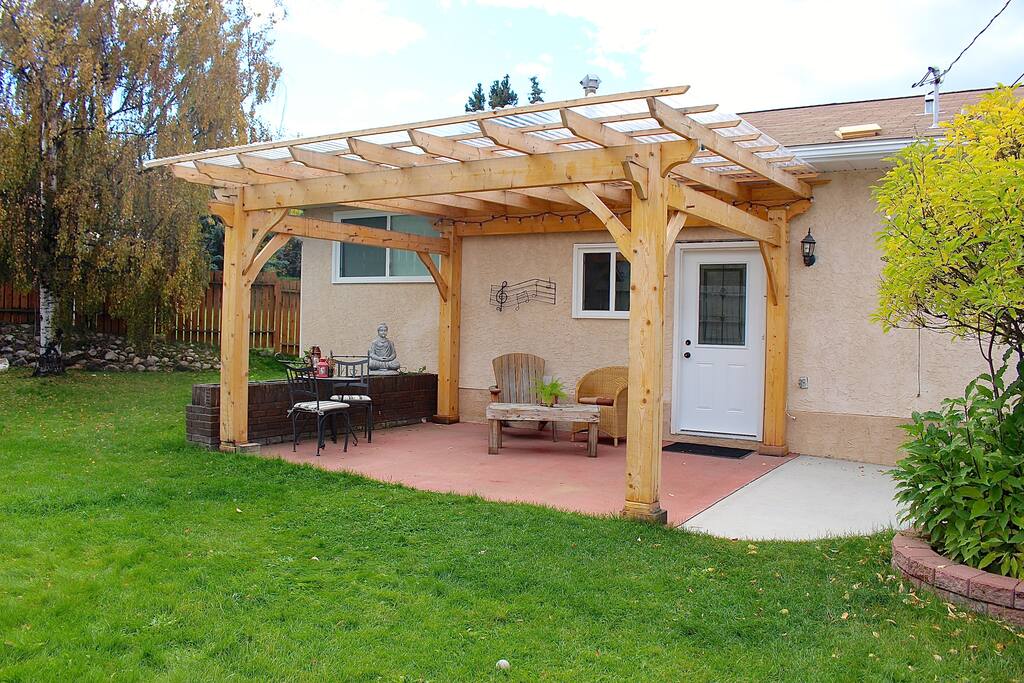 Big back yard (and entrance for guests) great for relaxing or letting the kids run wild.