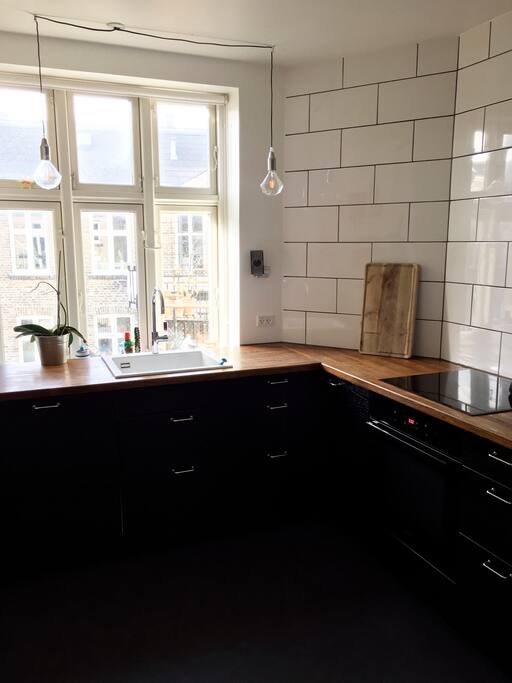 Køkken med udsigt til gården
