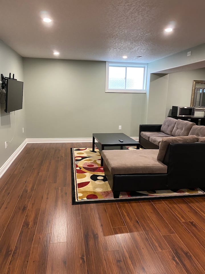 Entire Basement Unit With Separate Entrance - Barrie