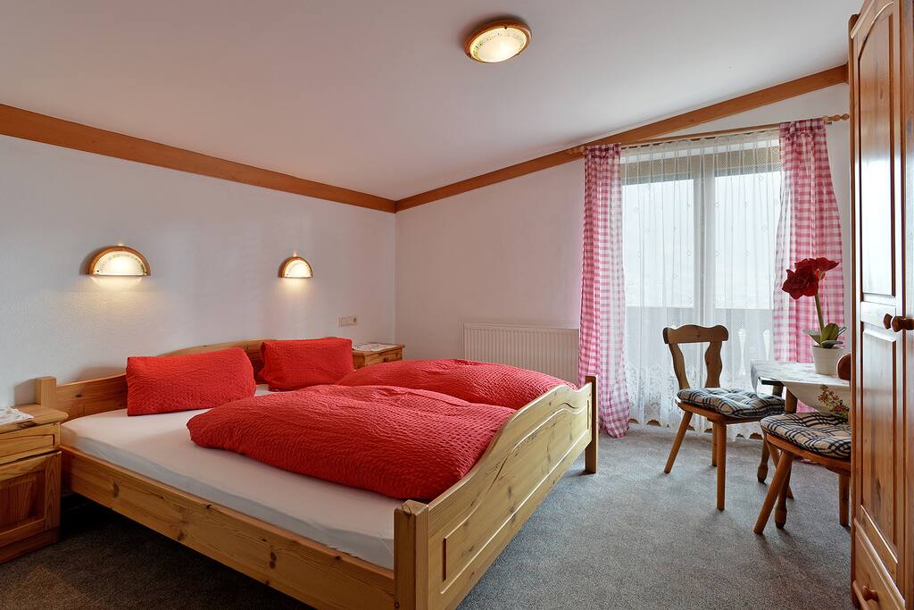 Schlafzimmer 1
