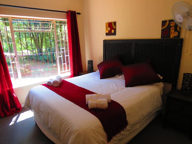 Meerkatplaats Guesthouse and B&B: Quadruple Suite