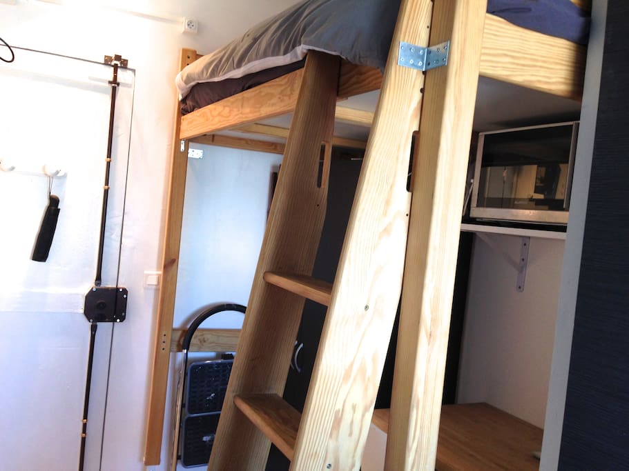 . 10 m2, in St Germain, fully equipped with single bed on mezzanine, separate shower and toilets inside your studio, kitchen, TV, internet, freephone and furniture.No extra charges to pay. All is included in the rate