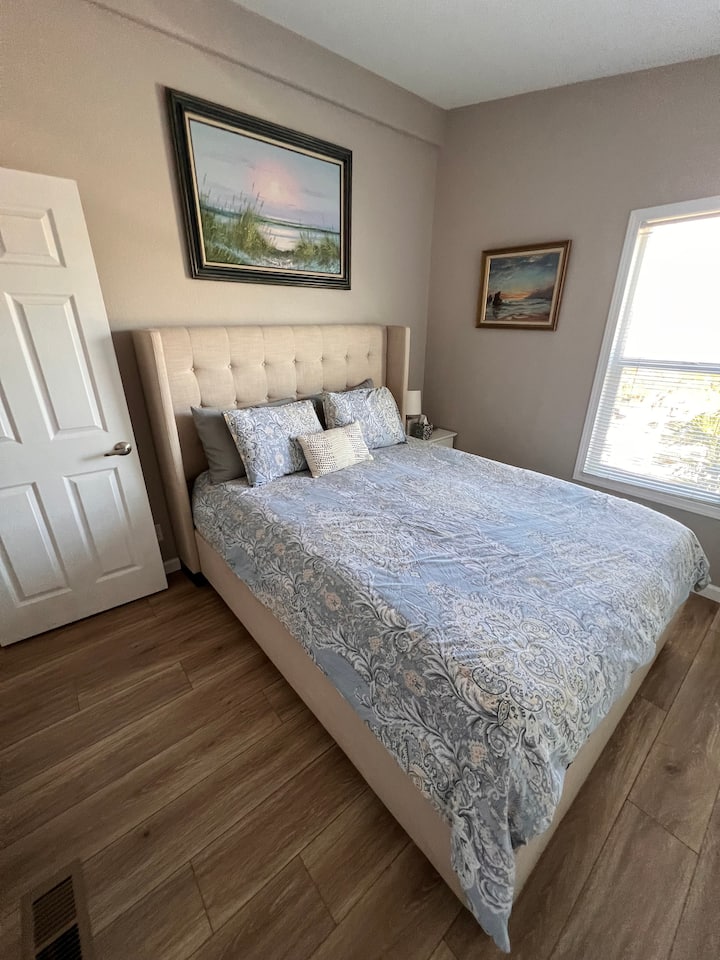 2号卧室。放有标准大号床。 