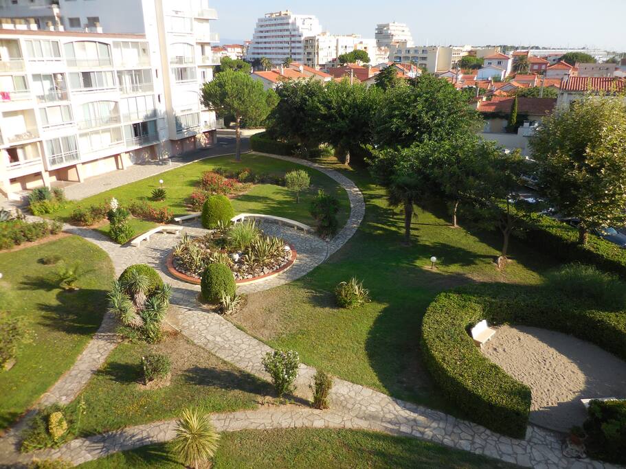 Le jardin de la résidence. Au fond, un terrain de pétanque/Mölkky dispo