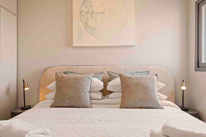 Nosso 2º quarto oferece três camas aconchegantes com roupa de cama limpa e toalhas macias. Esta foto destaca os elegantes travesseiros de pelúcia e lençóis convidativos em duas camas colocadas juntas, com uma cama extra (não retratada) para maior conveniência.