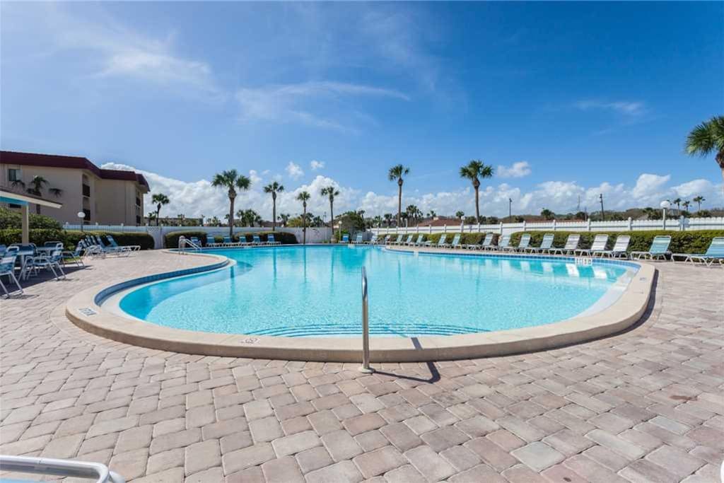 Ocean & Racquet Community Pool - After a long day of exploring town, end the day in the beautiful turquoise waters of the Ocean &