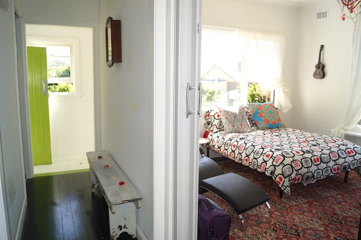 חדר כניסה וחדר פסנתר המשקיפים מחדר האוכל