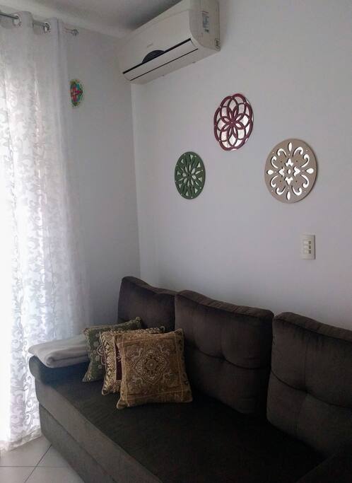 Sofá cama (fechado) de casal na sala