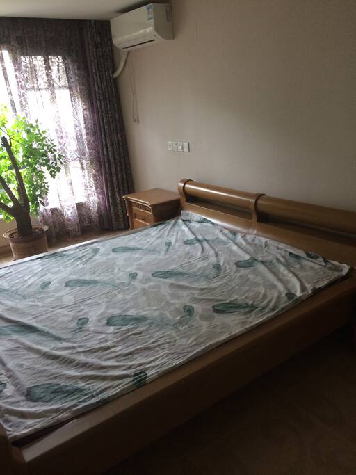 您来住的房间,非常稳重的实木大床,足足2米宽