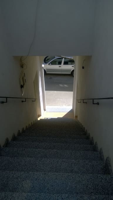 Ingresso indipendente con cancello e portone blindato