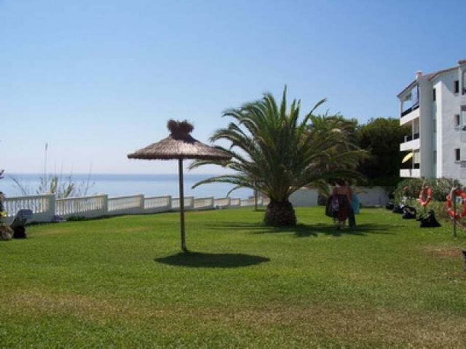 SOMBRILLAS ALREDEDOR DE LA PISCINA PARA QUE PUEDA DISFRUTAR DE SOMBRA