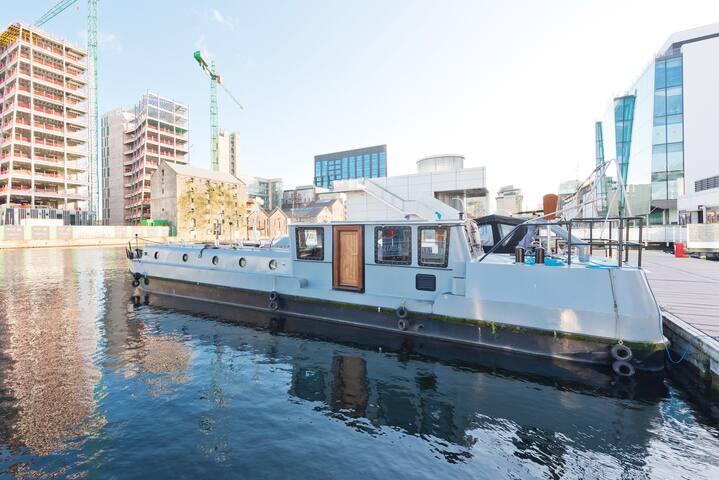 Houseboat, Grand Canal, Dublin – The Sunny Barger gallery image 5