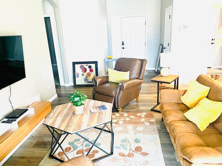 Sebule yenye kitanda cha futoni. Kiti cha 5. 55" Smart TV na kicheza DVD