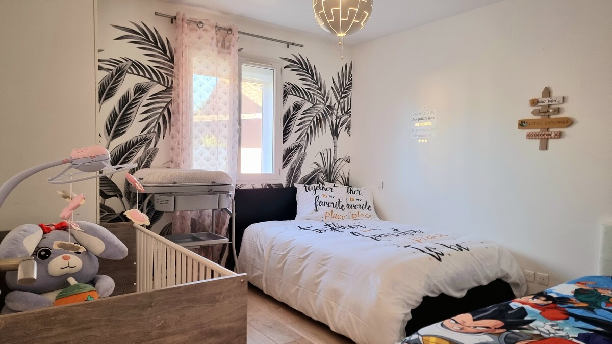 Habitación infantil con cama de matrimonio, cama individual, cuna y TV