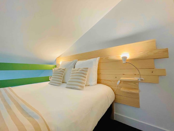 Spálňa v medziposchodí nad „Cube Vert“ (210 cm pod stropom). Nová 140 cm posteľná bielizeň, vankúše a prémiová hotelová posteľná bielizeň. 