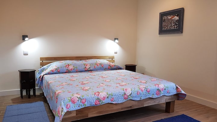Master bedroom with King-size bed. An alcove allows room for a travel crib/Chambre principale avec lit King. Il y a une alcôve pour mettre un lit de bébé ou petit enfant.