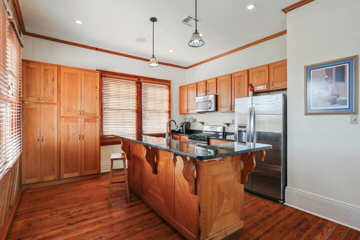 Historic Home Close to Everything gallery image 4