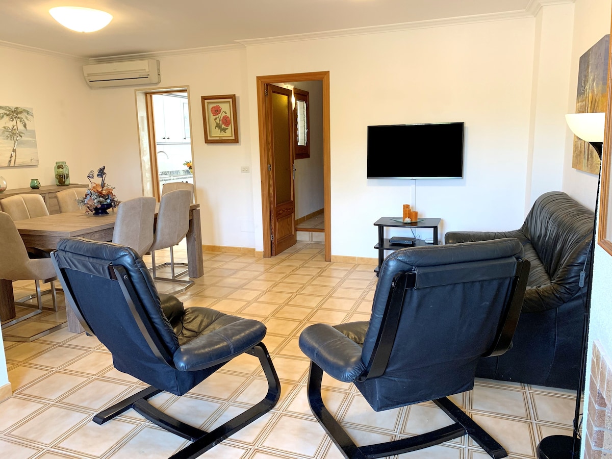 Airbnb con mejor rendimiento: A TOWNHOUSE 60 METERS FROM THE BEACH en Alcúdia