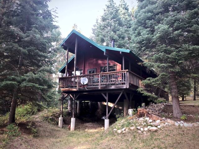Cozy cabin in Smith's Ferry overlooking river