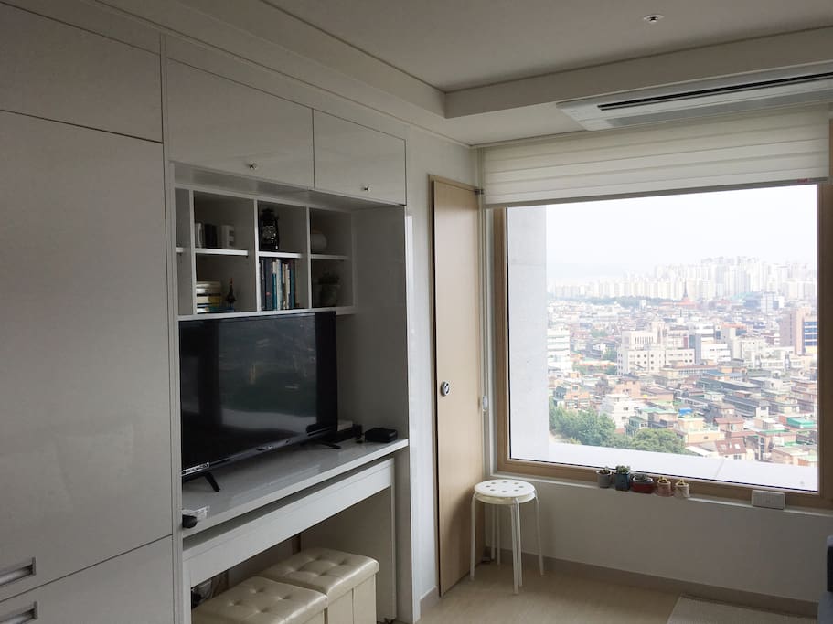 Great view from living room!
You can even see the mountains in the city of Seoul.