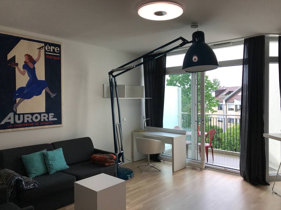 Wohnzimmer mit Schreibtisch
